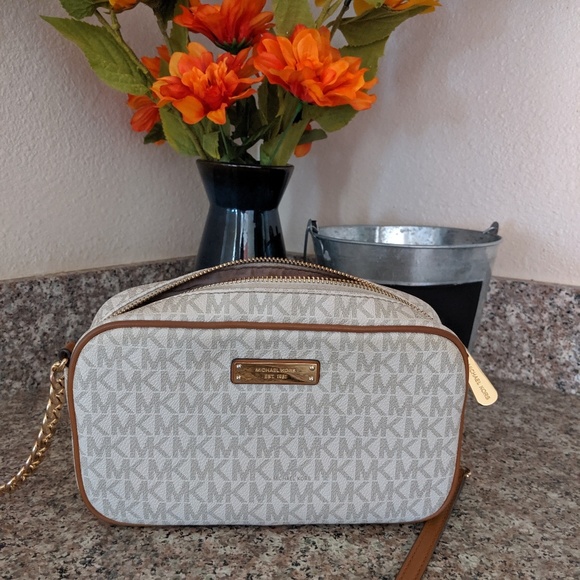 Michael Kors crossbody - Picture 1 of 6